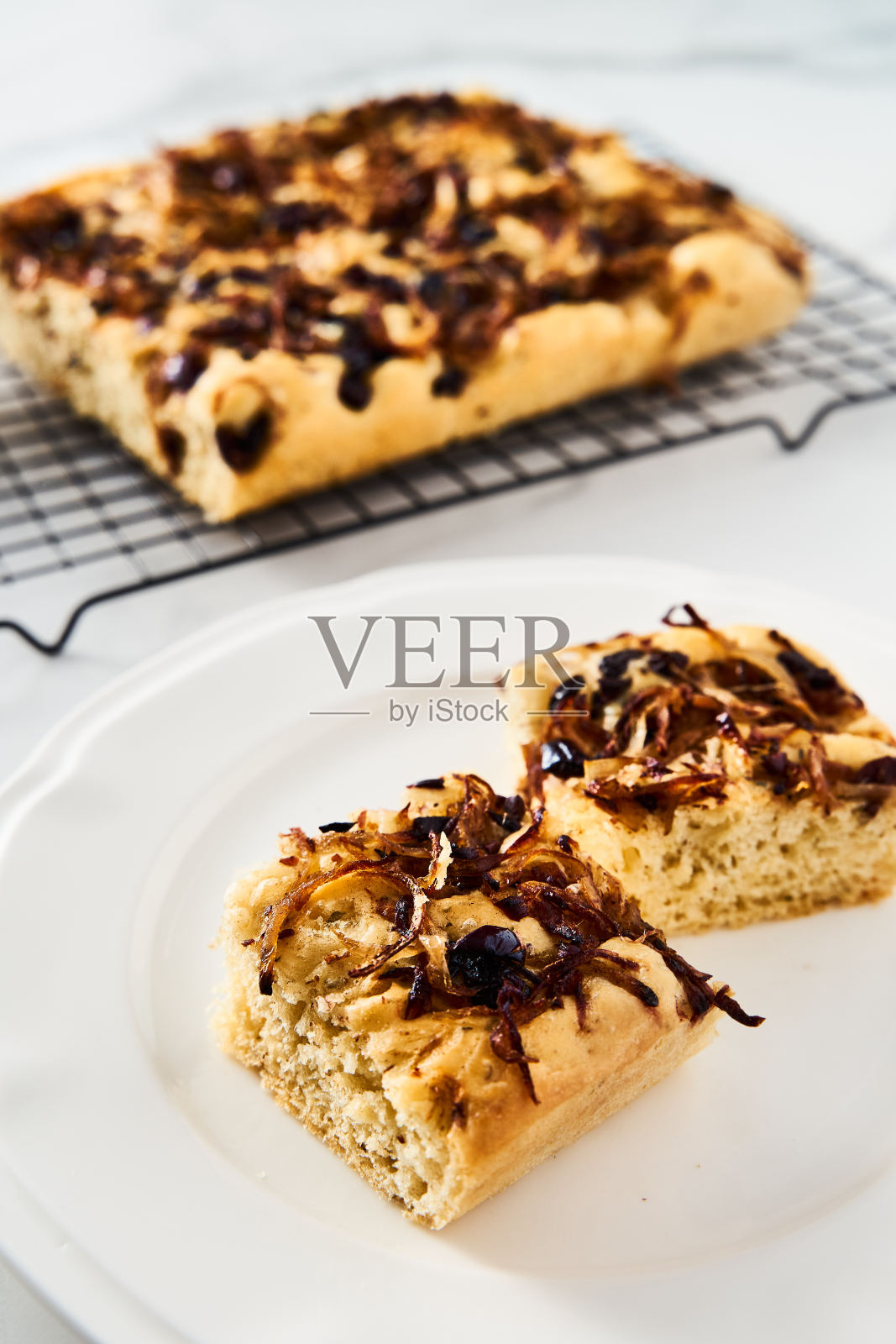 佛卡夏面包配焦糖洋葱，凤尾鱼和黑橄榄。意大利小吃面包照片摄影图片