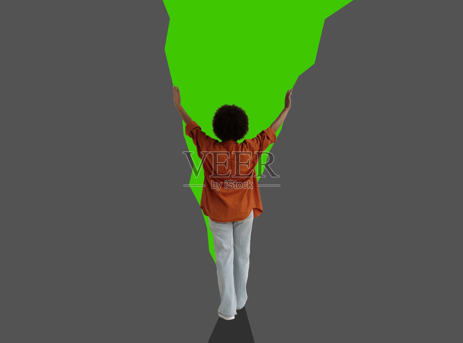 一个打破障碍的年轻女子的拼贴画，象征着限制和不平等。照片摄影图片