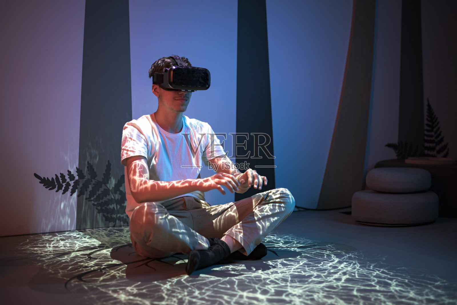 戴着虚拟现实头盔的男孩，会做手势，打字，滚动照片摄影图片