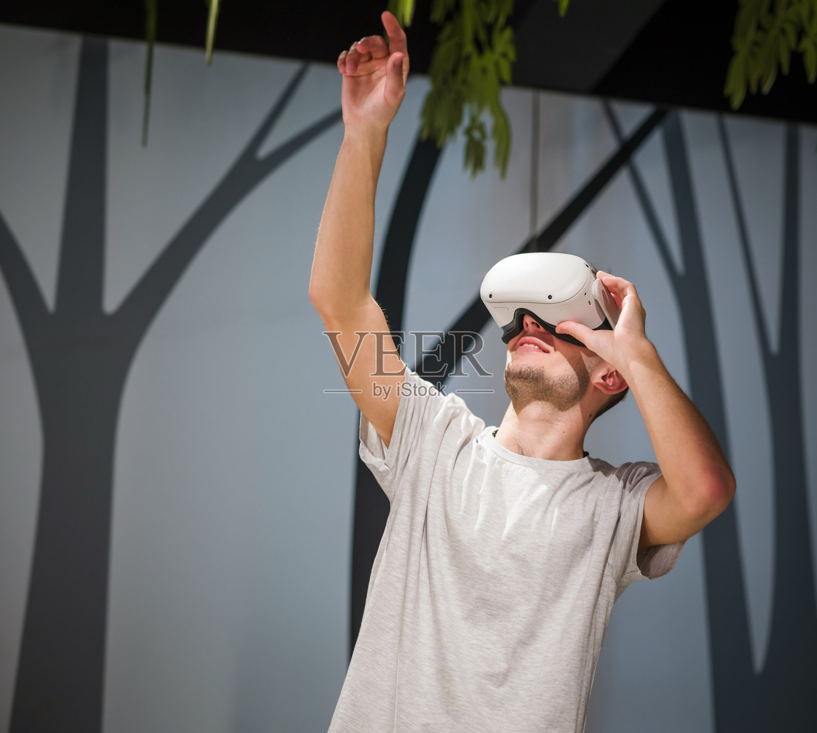 贝在博物馆的虚拟现实房间里玩得很开心，戴着虚拟现实耳机照片摄影图片