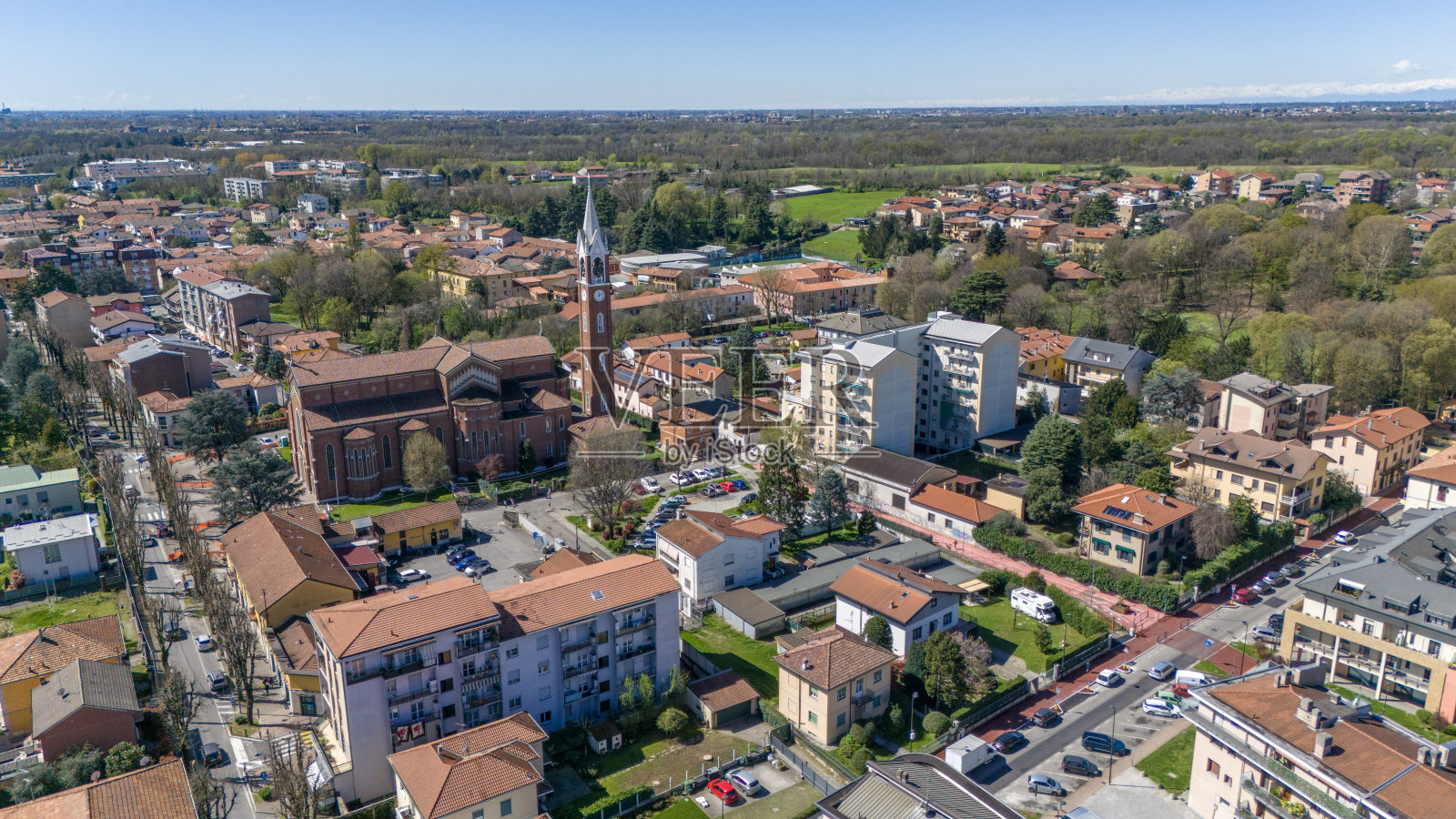 从空中俯瞰，圣乔治教堂。蒙扎和布里安扎。意大利照片摄影图片