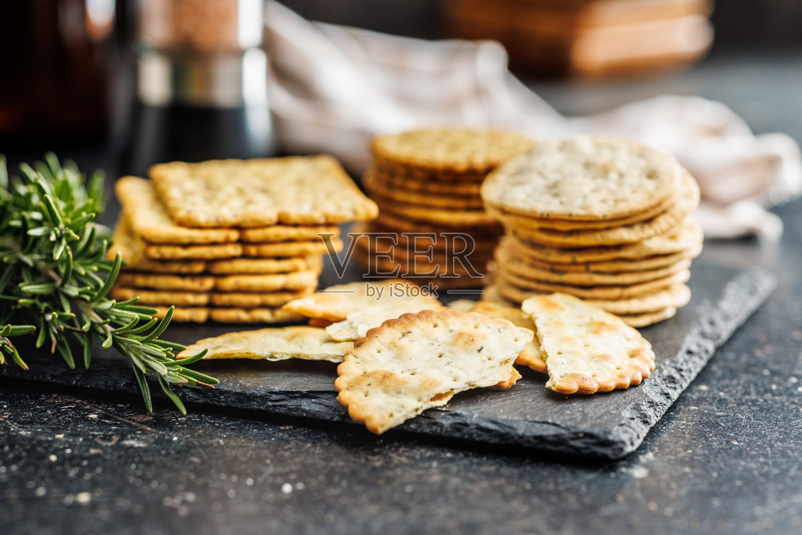 厨房柜台上的一堆饼干照片摄影图片