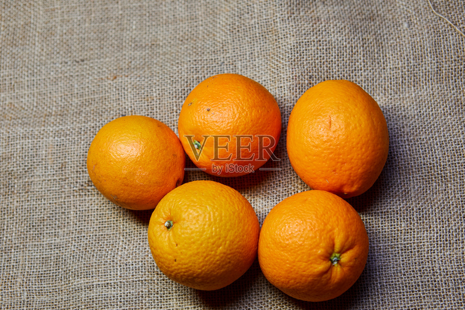 麻袋上的成熟橙子照片摄影图片