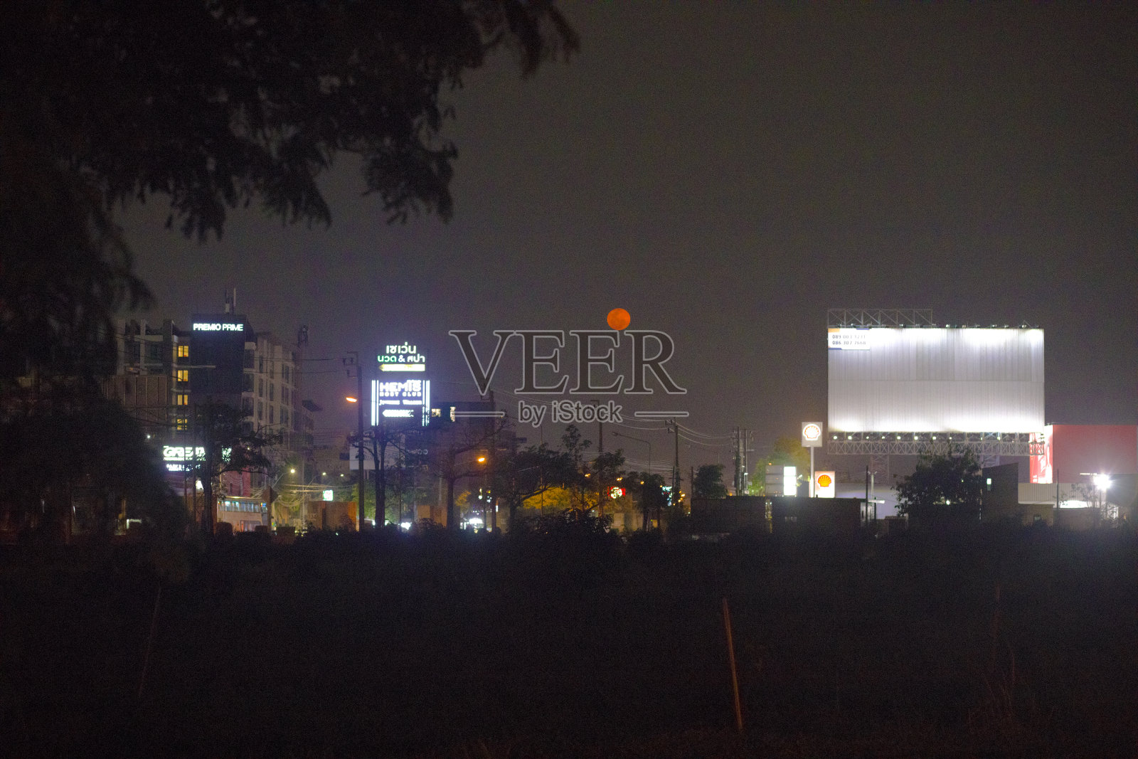 夜景拍摄的曼谷纳瓦明城市景观与红色满月照片摄影图片