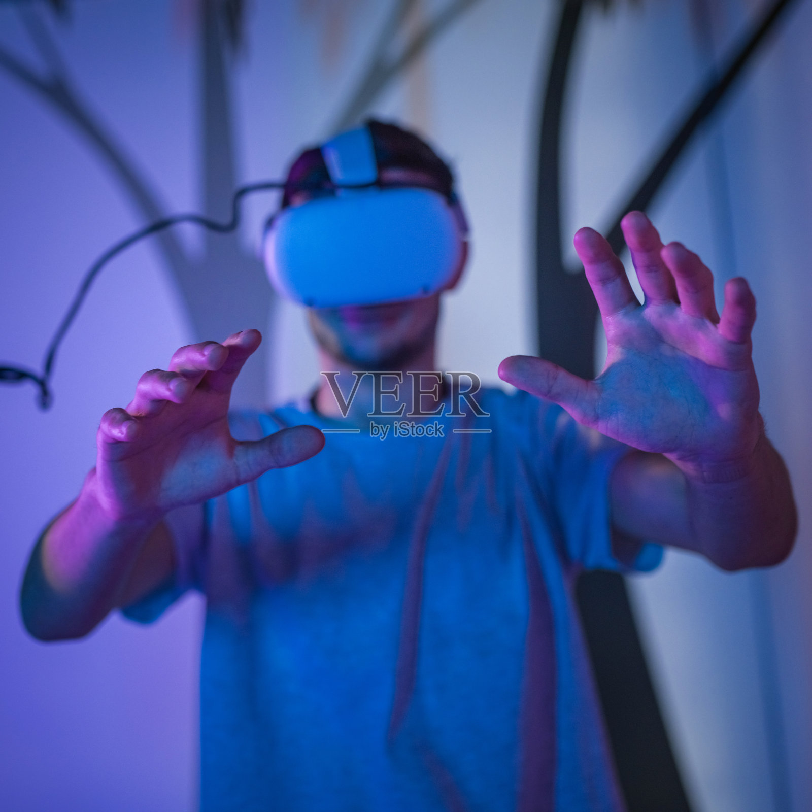 年轻人戴着虚拟现实头盔，模拟在森林里的生活照片摄影图片