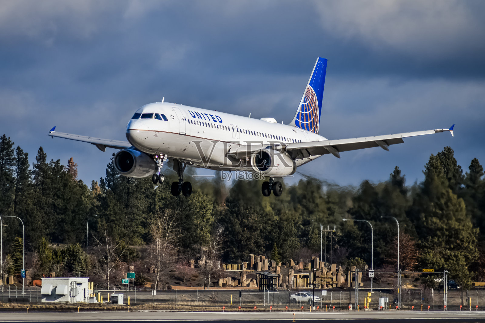 联合航空公司空客A320着陆。照片摄影图片