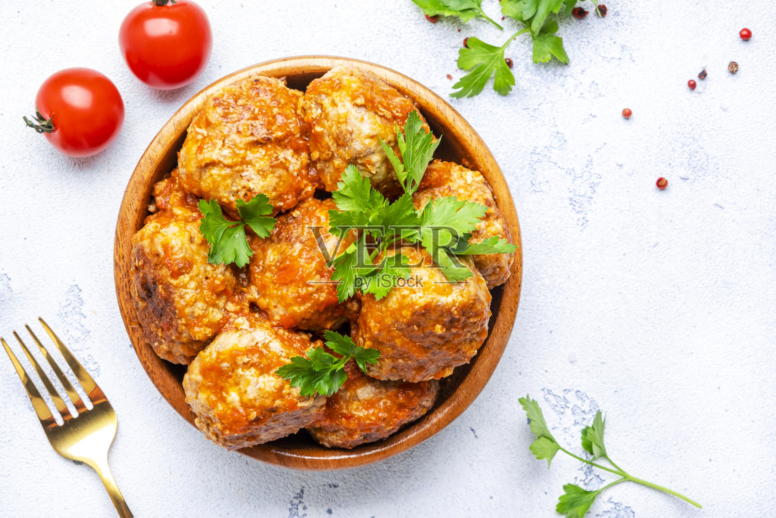 碗里的肉丸和番茄酱放在白色的桌子背景上。俯视图照片摄影图片