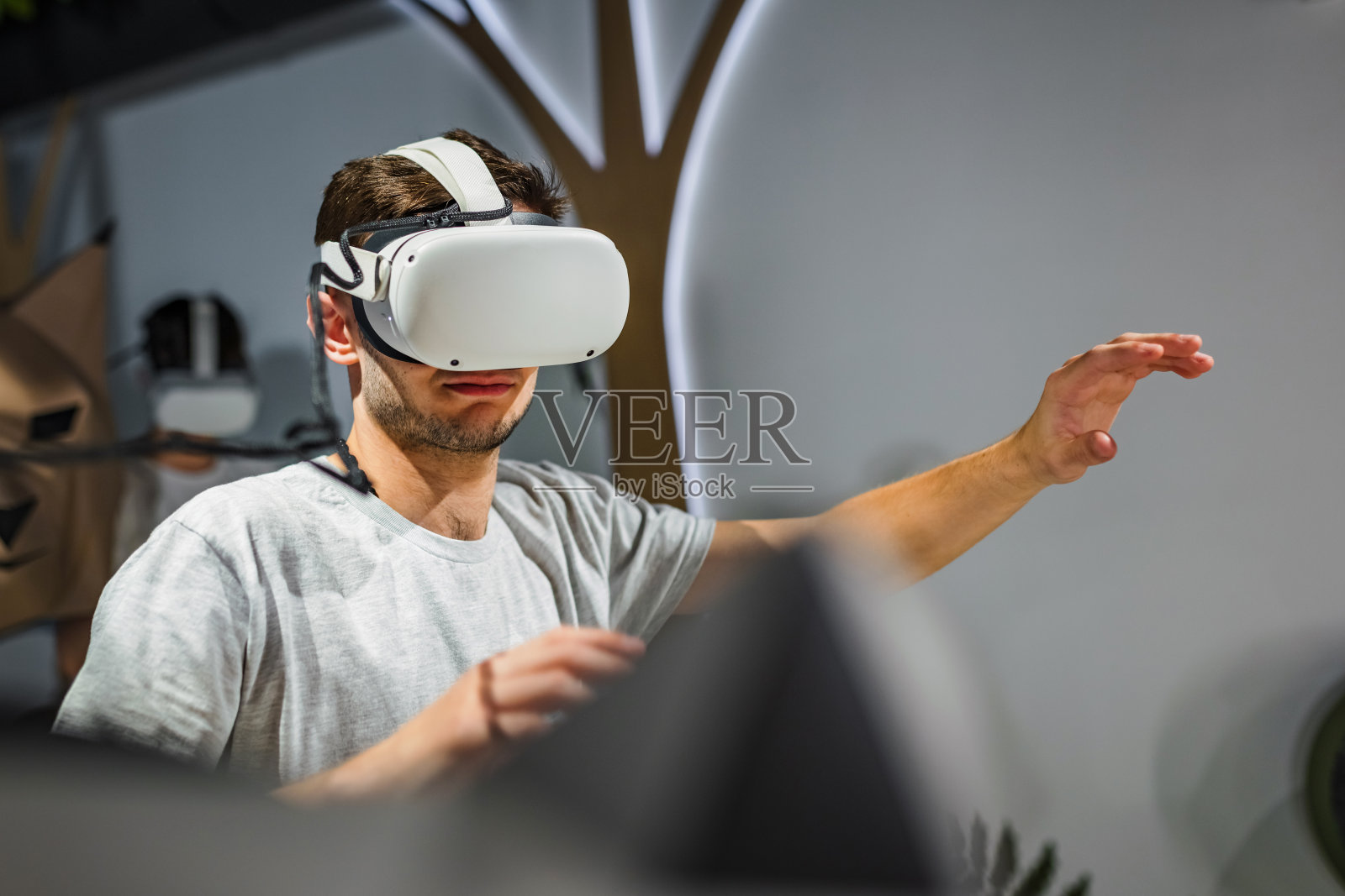 贝在博物馆的虚拟现实房间里玩得很开心，戴着虚拟现实耳机照片摄影图片