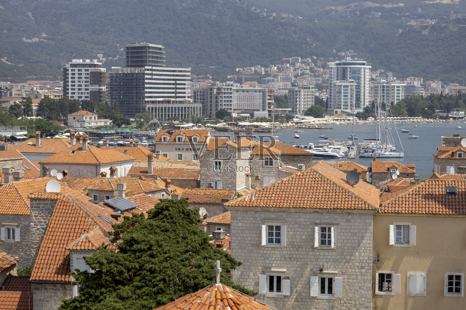 从黑山布德瓦古城和港口的中世纪堡垒鸟瞰图照片摄影图片