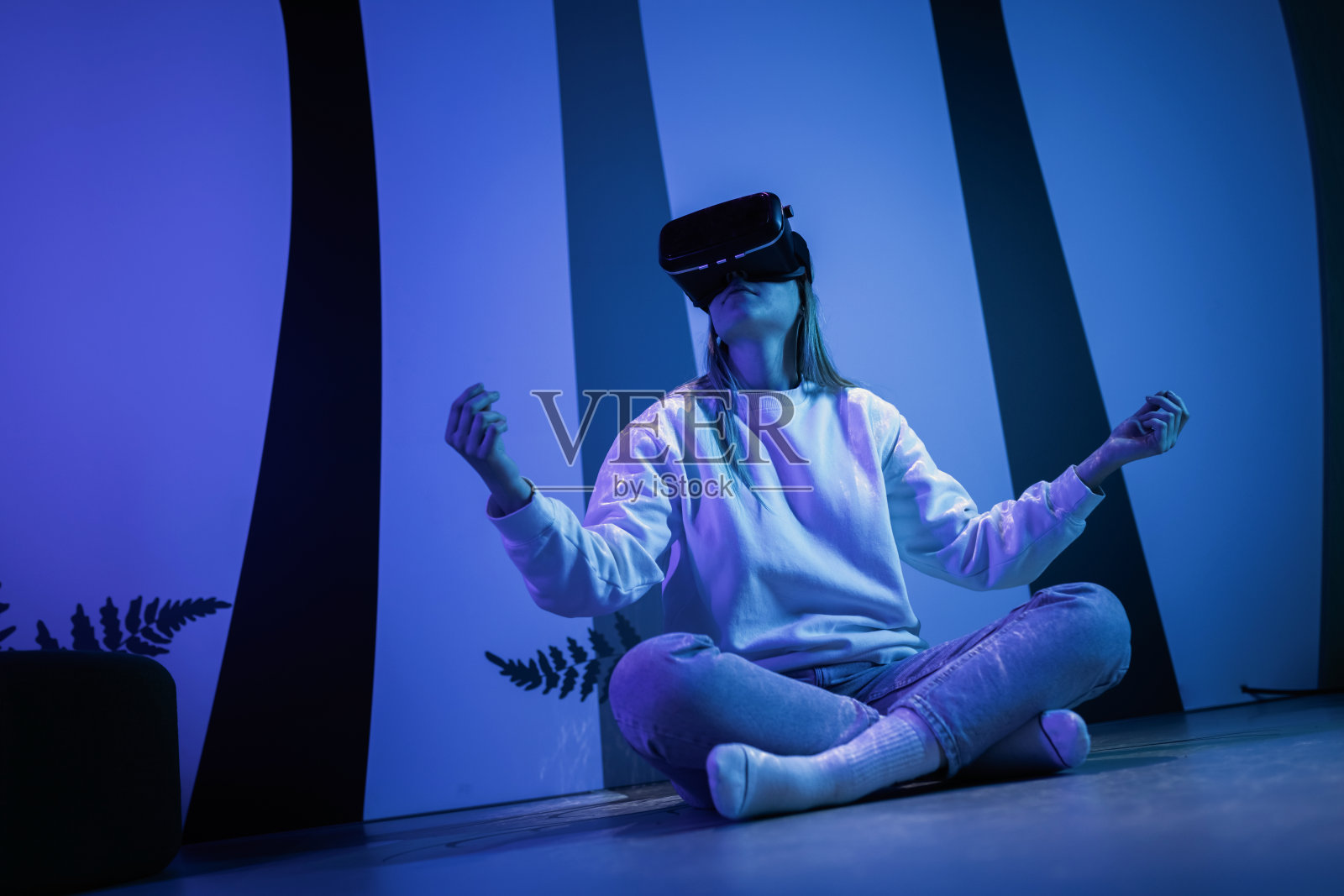 女孩戴着虚拟现实眼镜，在空中做手势和手指照片摄影图片