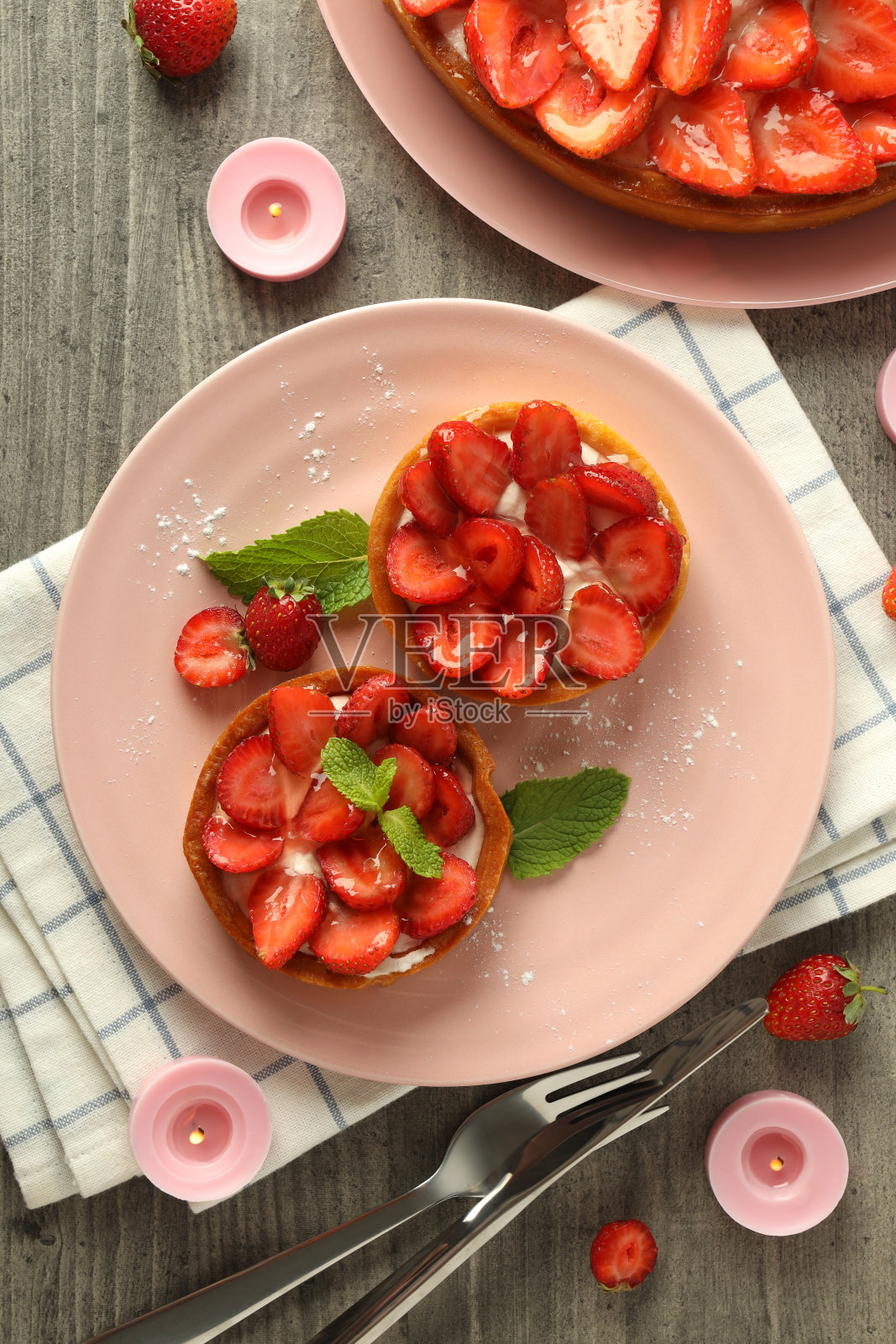 美味的概念，草莓挞在灰色纹理的桌子上照片摄影图片