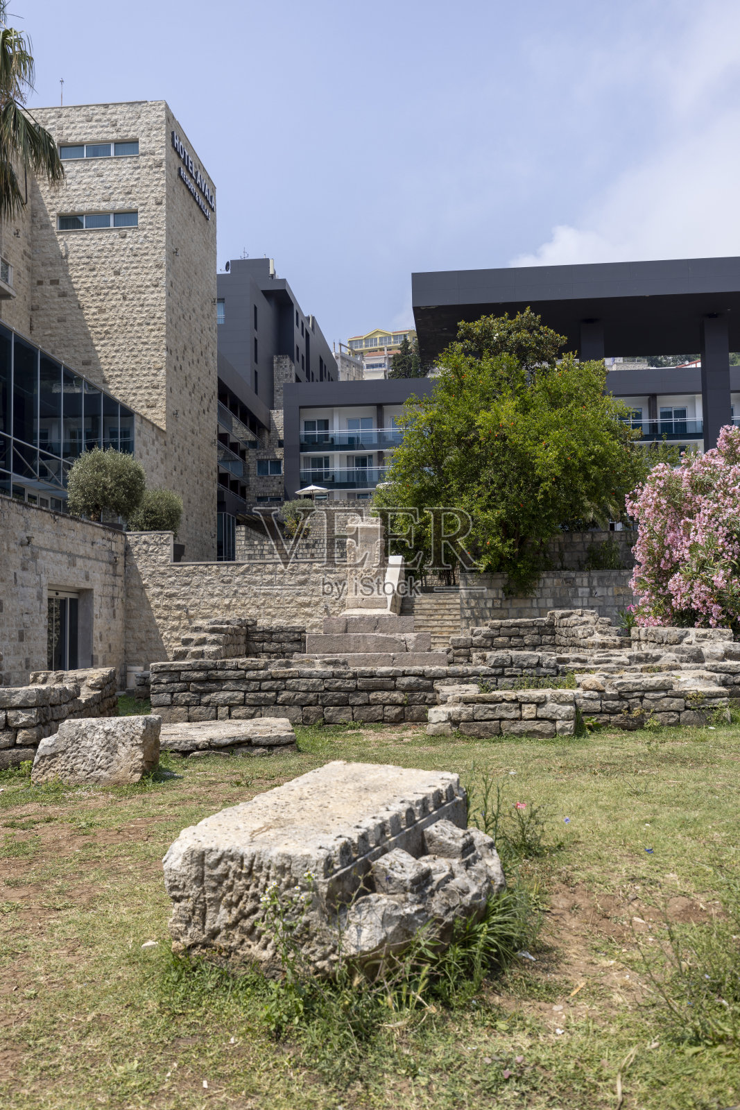 黑山布德瓦，靠近城墙的主长廊旁罗马时代的墓地废墟照片摄影图片