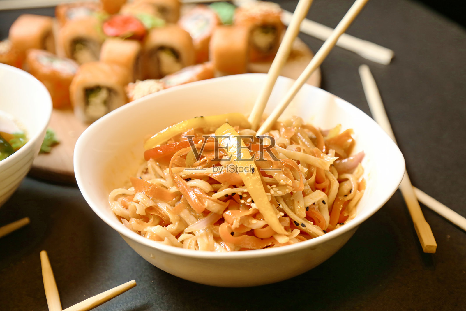 一碗用筷子的面条照片摄影图片