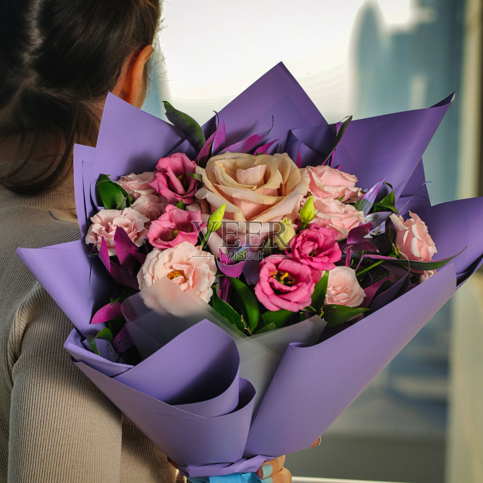 手持花束的妇女照片摄影图片