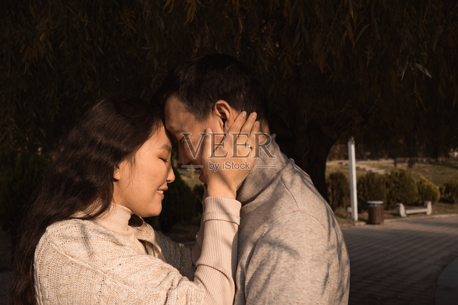 幸福的年轻亚洲夫妇在户外拥抱照片摄影图片