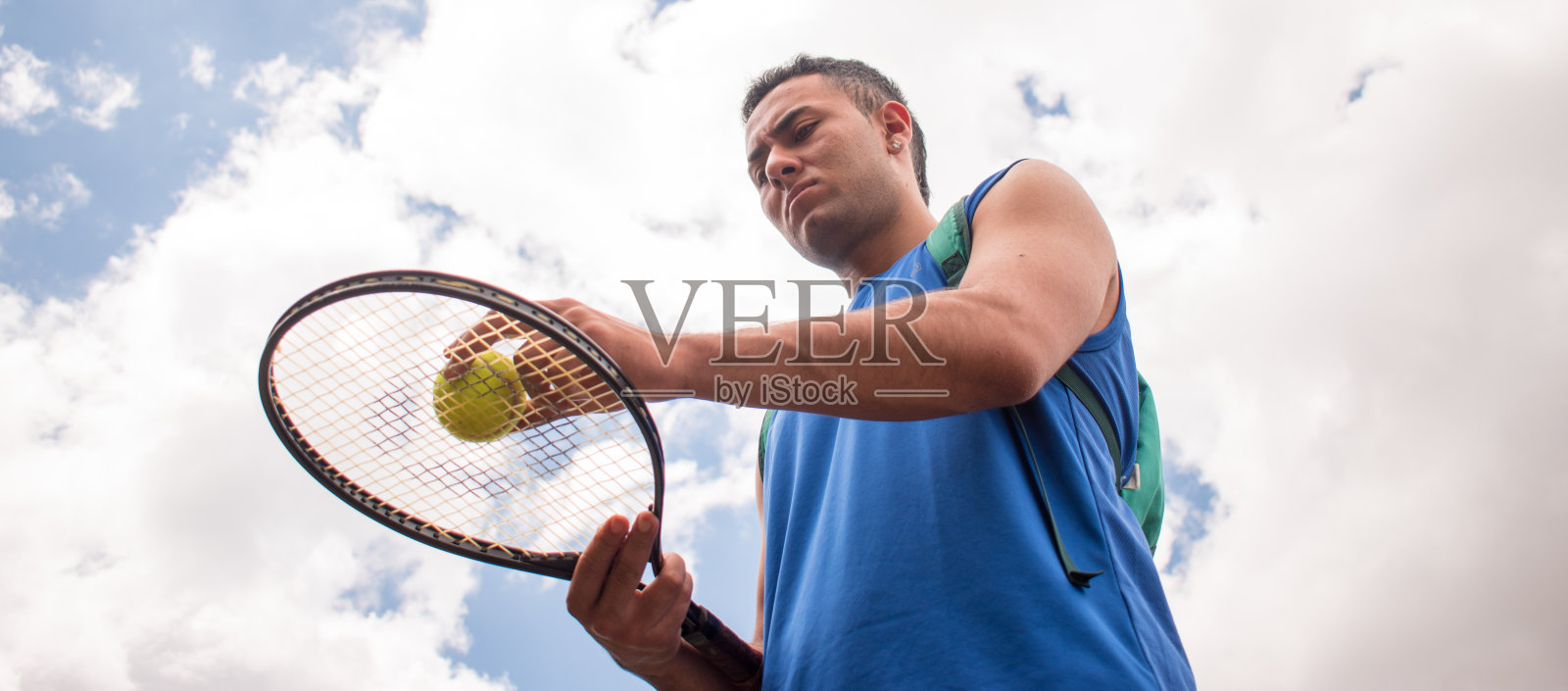 男子拿网球拍的角度太低照片摄影图片