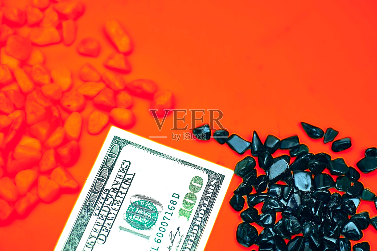 钱，100美元的钞票。黑宝石照片摄影图片