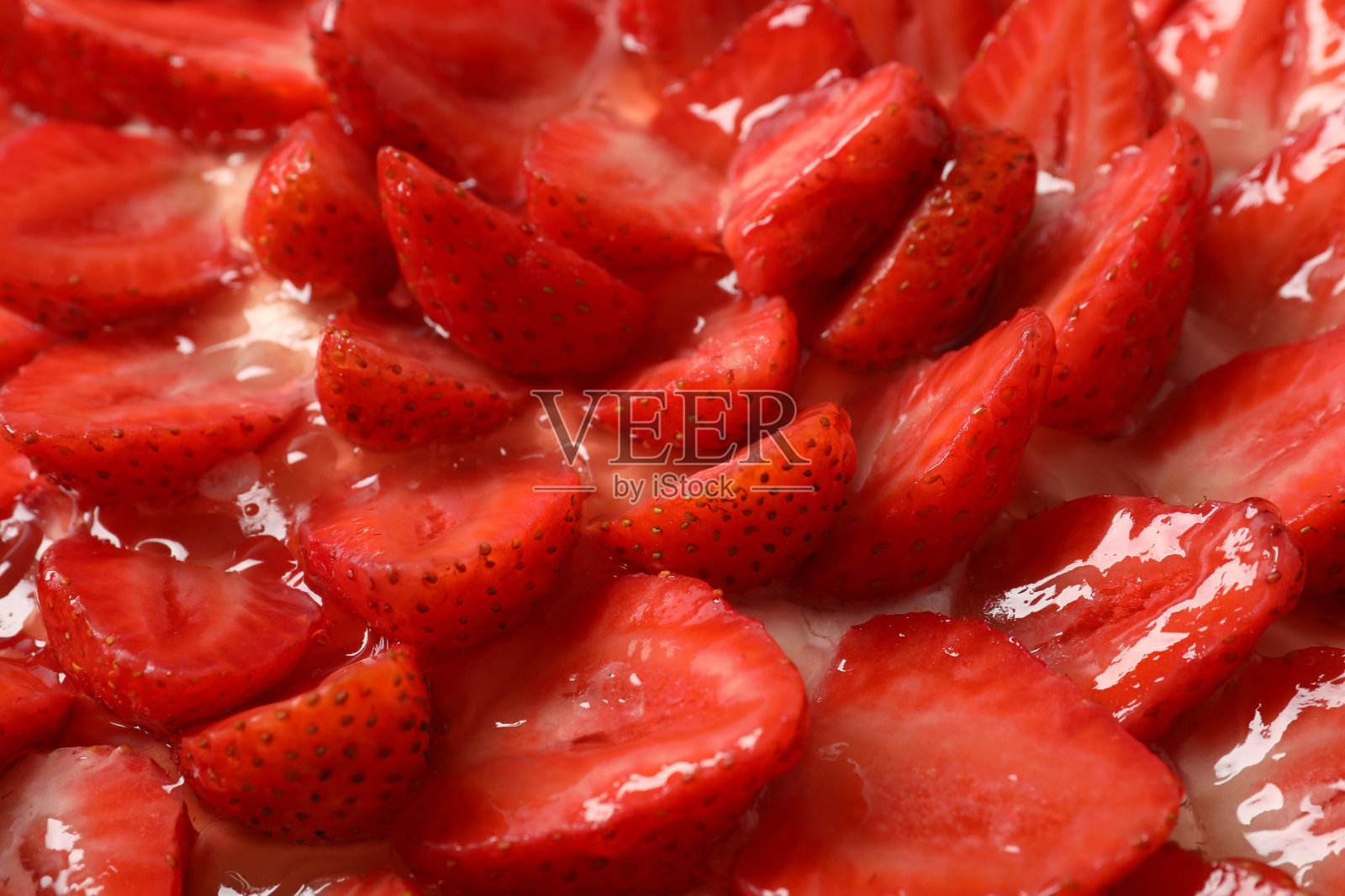 背景上到处都是美味的草莓挞，特写照片摄影图片