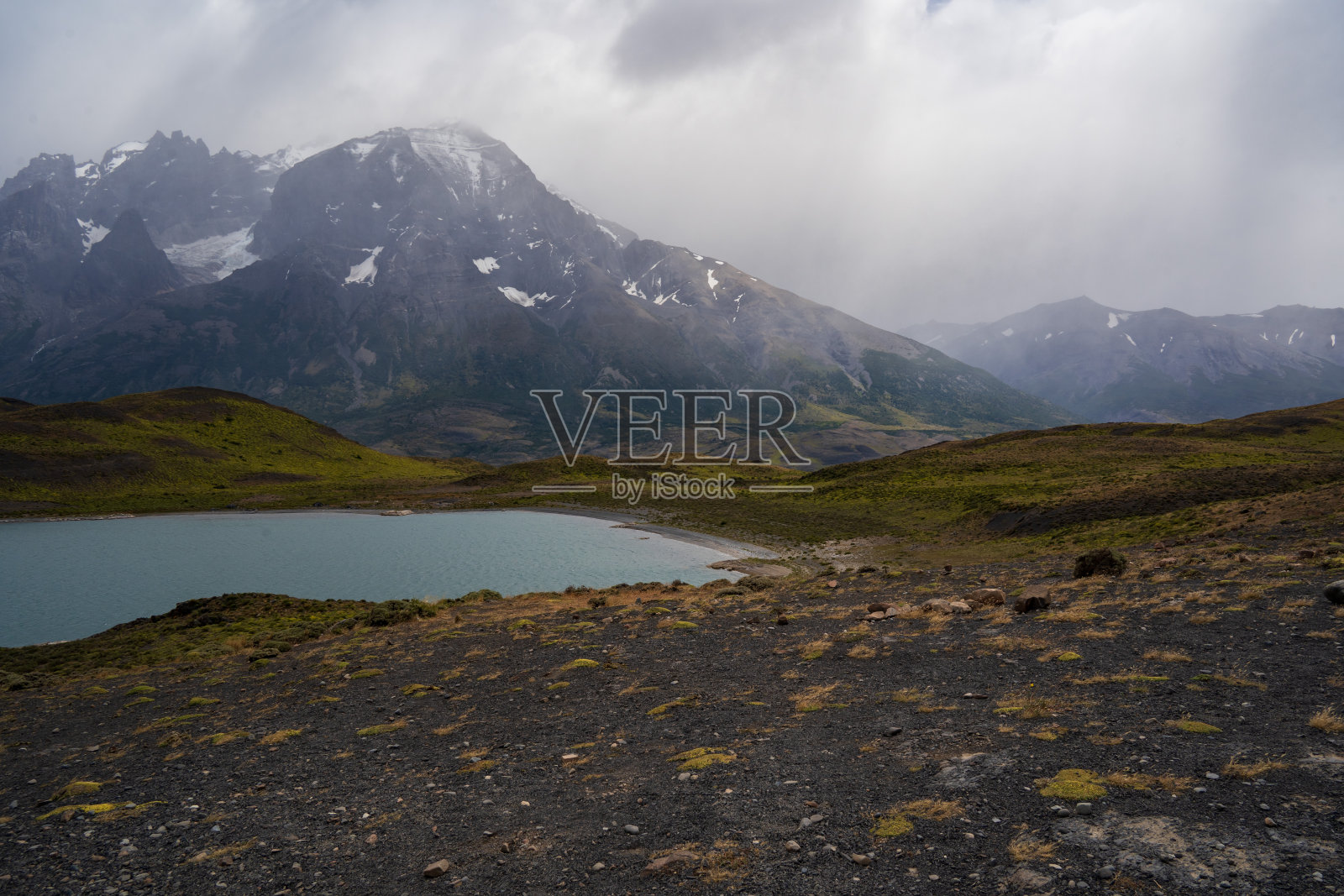 在智利巴塔哥尼亚的背景中，托雷斯德尔潘恩山脉的观景点照片摄影图片