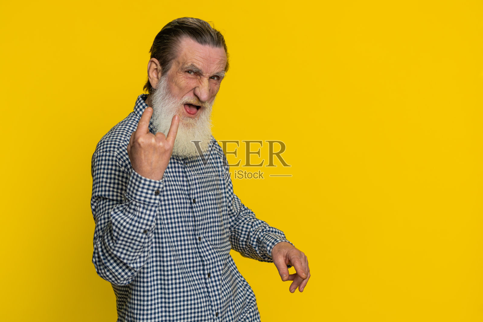 快乐的老人用手摆出摇滚的姿势，酷的手势，疯狂的表情，跳舞，胜利，胜利照片摄影图片