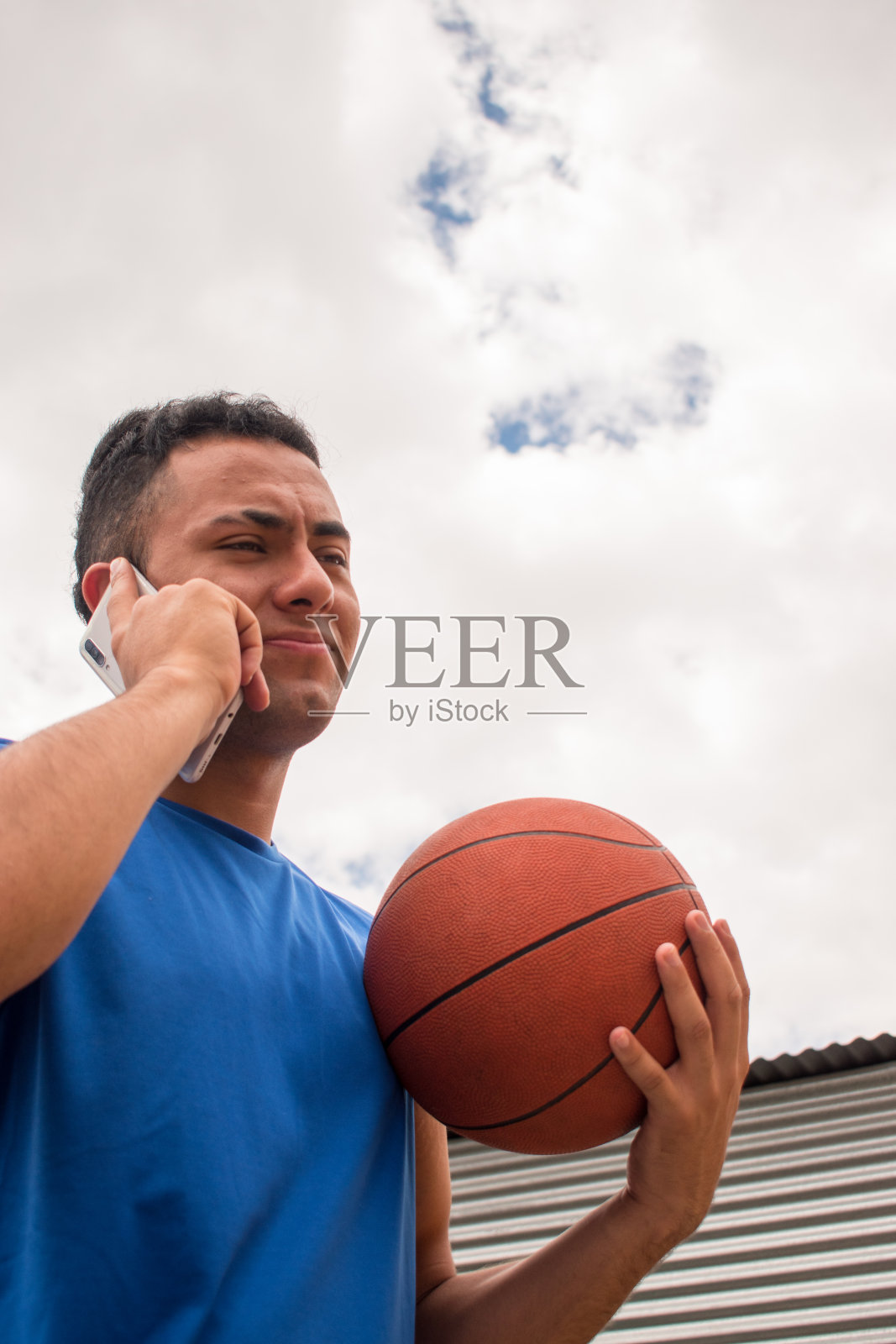 人拿篮球的角度低照片摄影图片