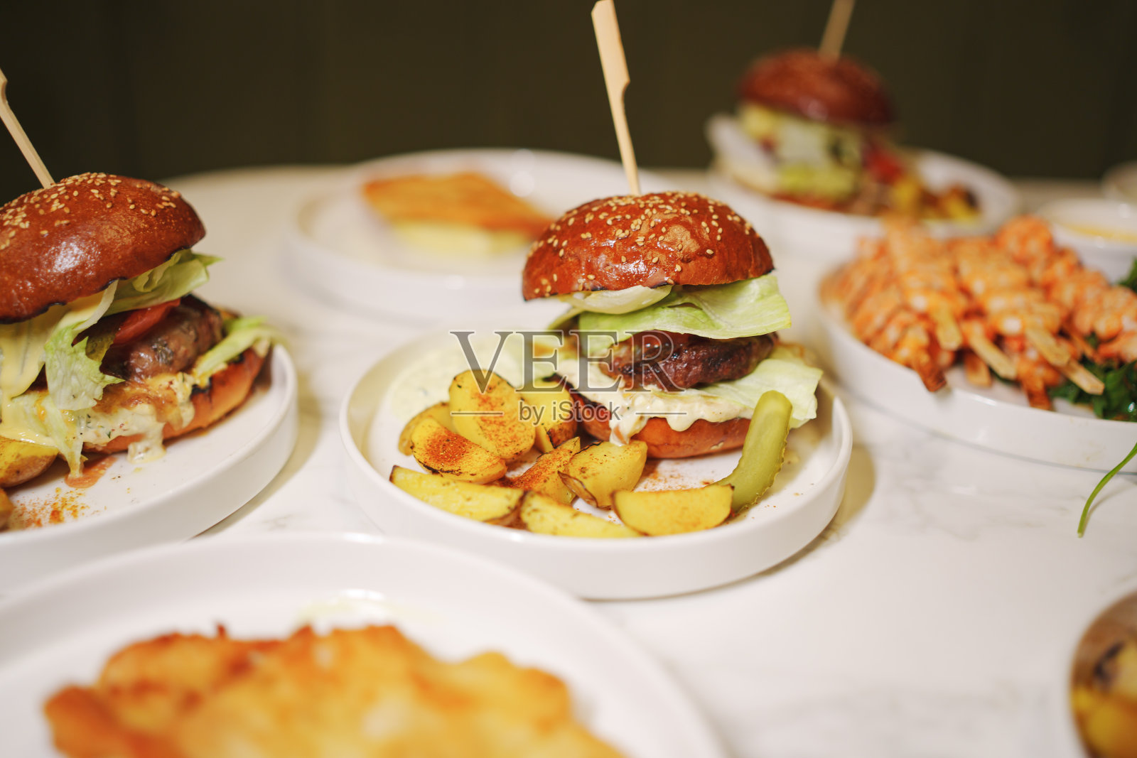 汉堡包、薯条盘、餐桌主食、菜系、餐具照片摄影图片