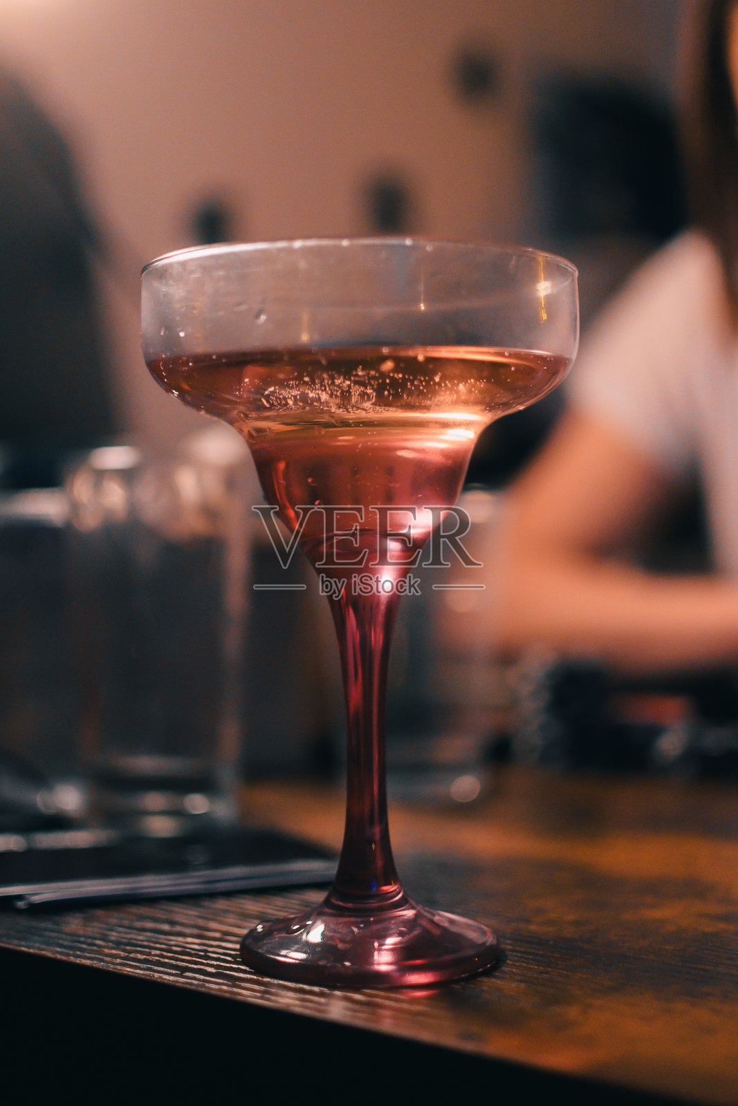 吧台上有一杯很不错的马提尼酒等着上桌照片摄影图片