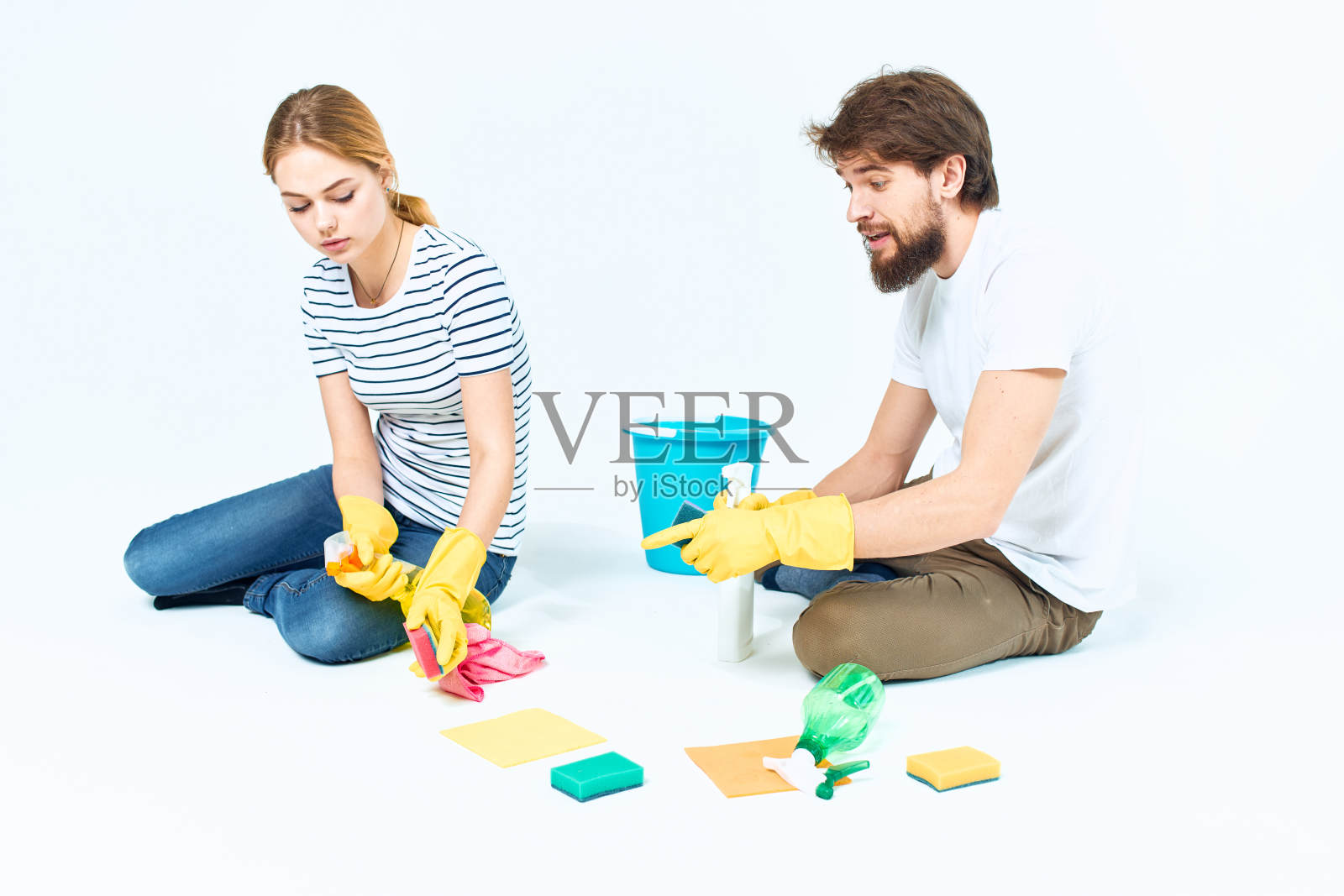 年轻夫妇一起洗地板，清洁用品，清洁家庭作业照片摄影图片