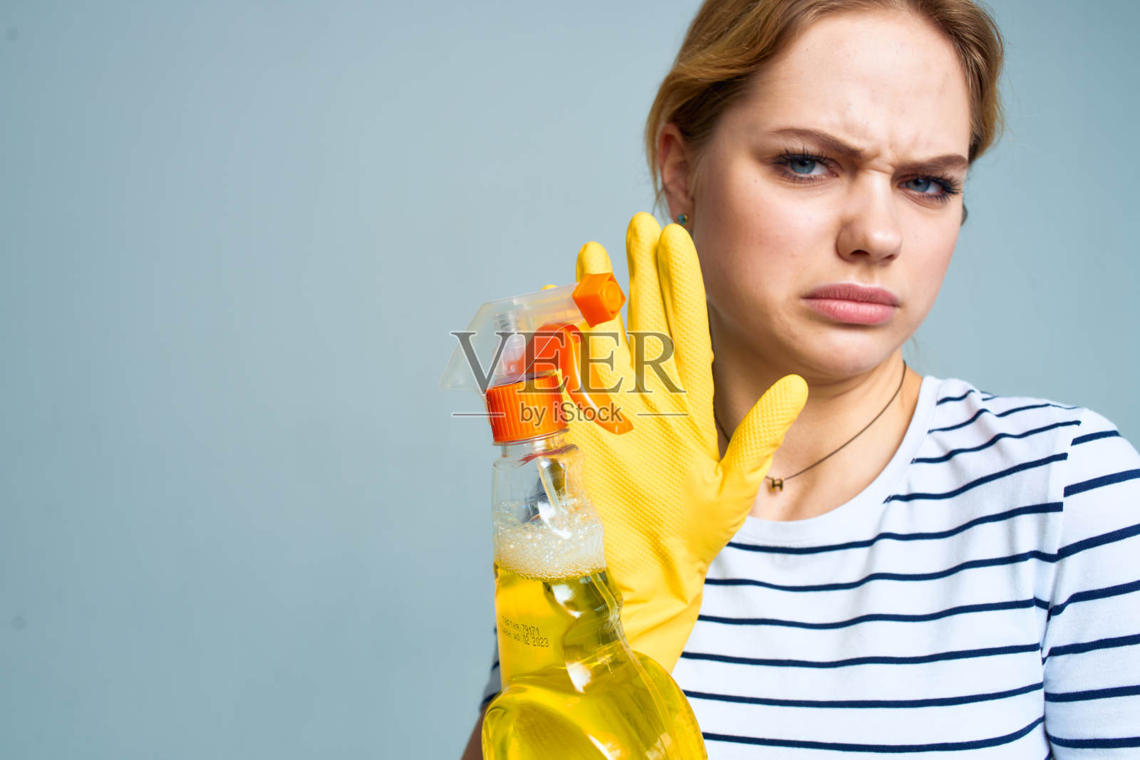 清洁女士用洗涤剂清洁家务生活服务照片摄影图片