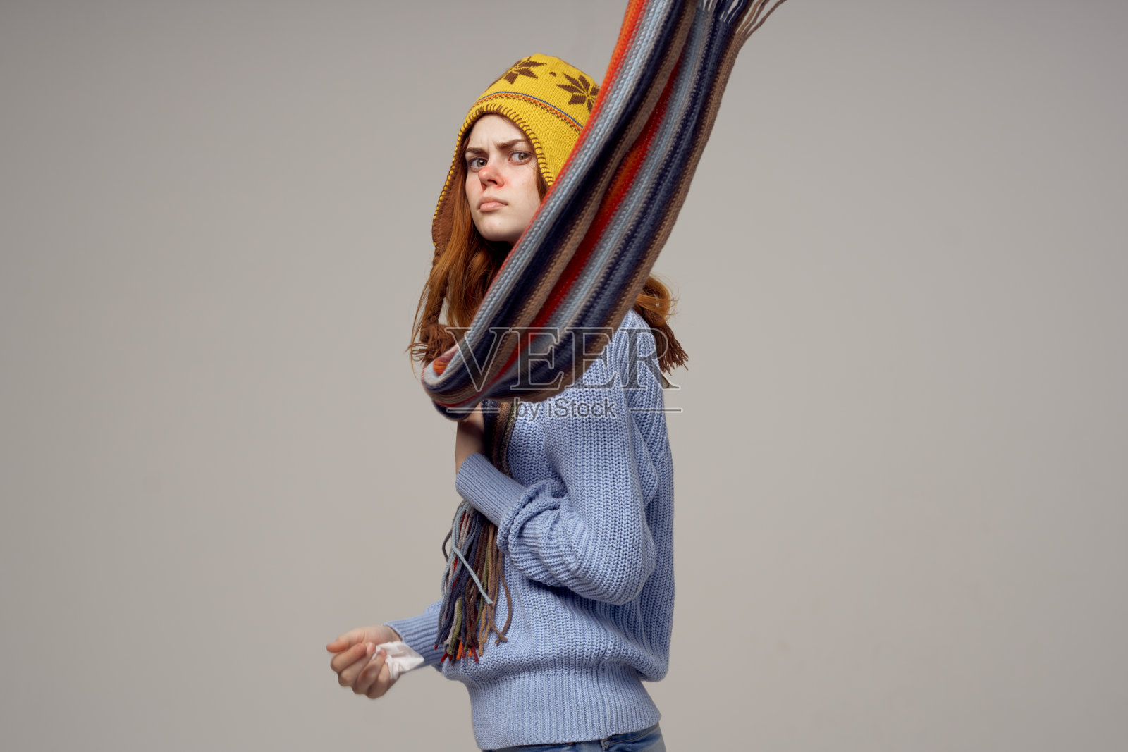 脖子上围着围巾的女人头饰毛衣暖和的衣服模特照片摄影图片