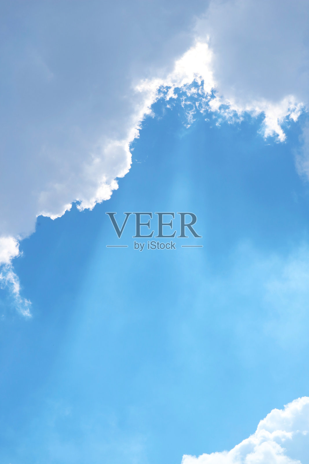 阳光明媚的蓝天，天使的天梯光束穿过云层照片摄影图片