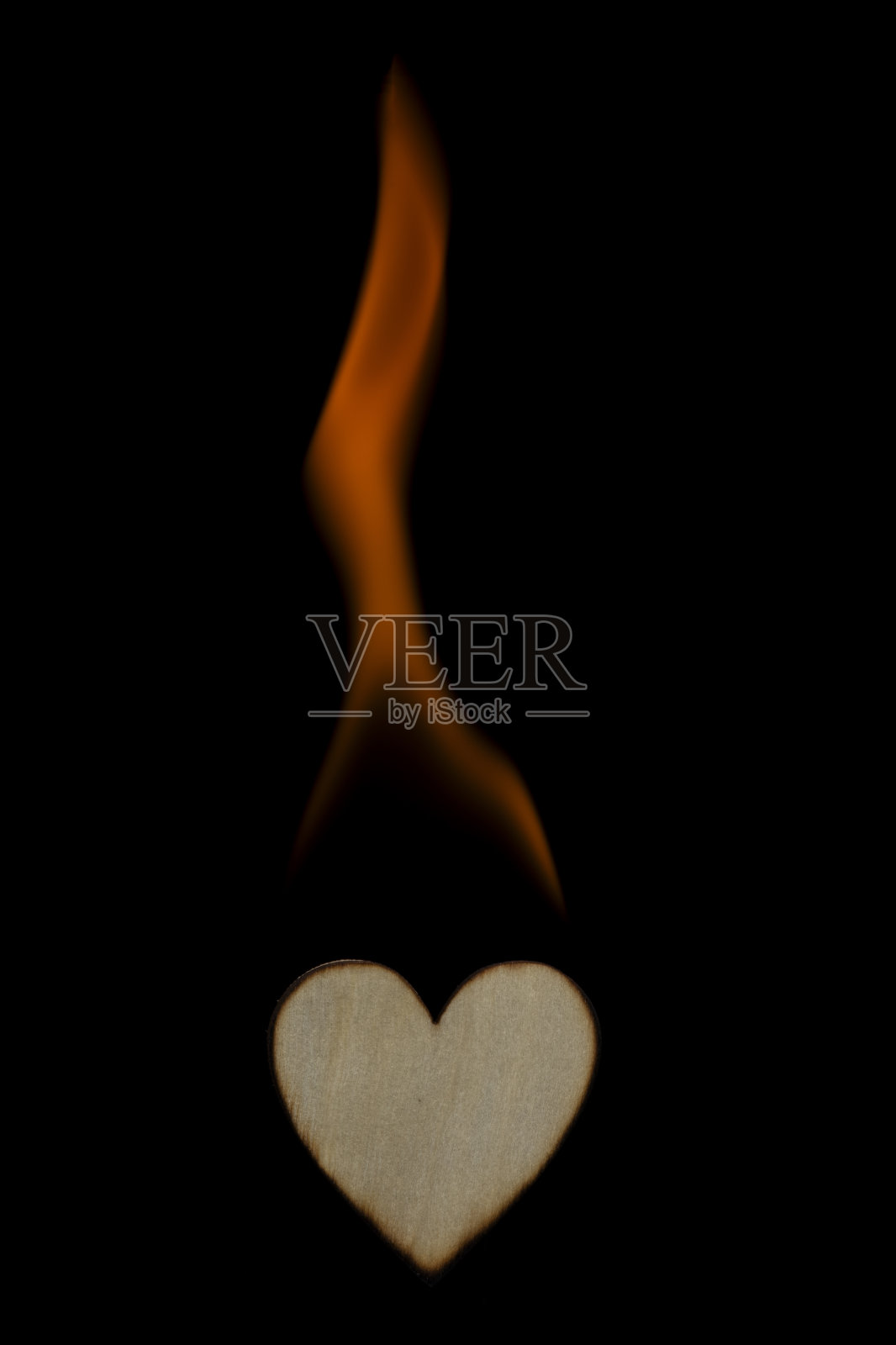 情人节自制木制爱心燃烧和燃烧，独特的图案和纹理照片摄影图片