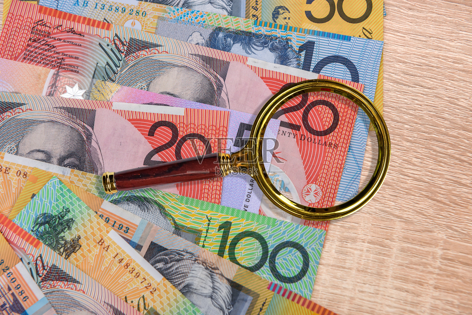 国家的货币。木桌上五颜六色的澳元钞票照片摄影图片