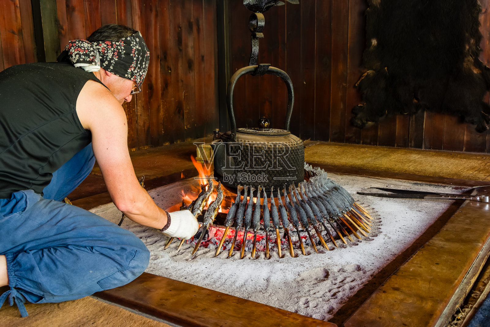 在上高知谷的山间小屋里，人们正在准备传统的日本岩纹鱼(烤炭)照片摄影图片