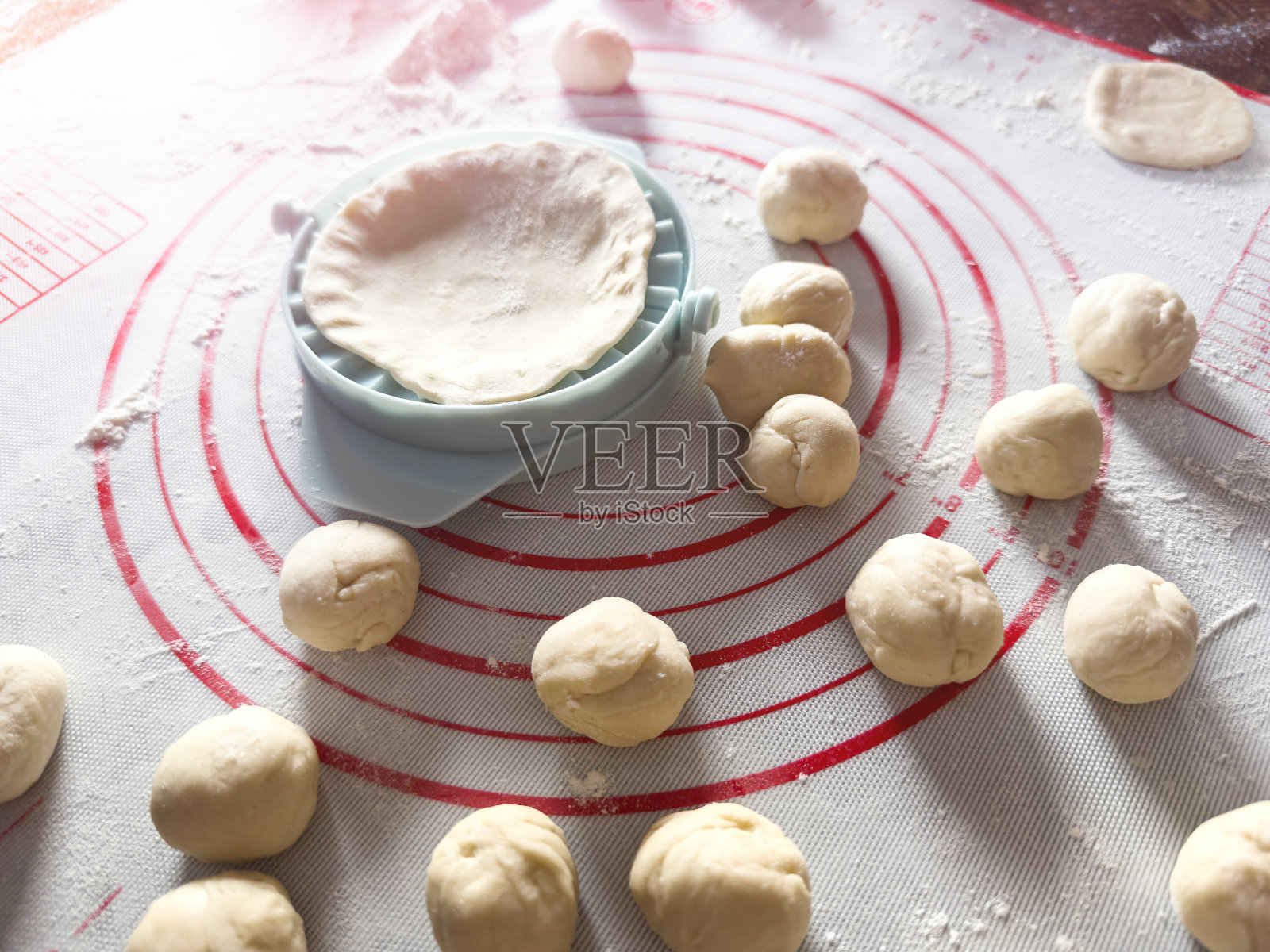 生面团球，用于包饺子，面饺，意大利饺子或其他照片摄影图片