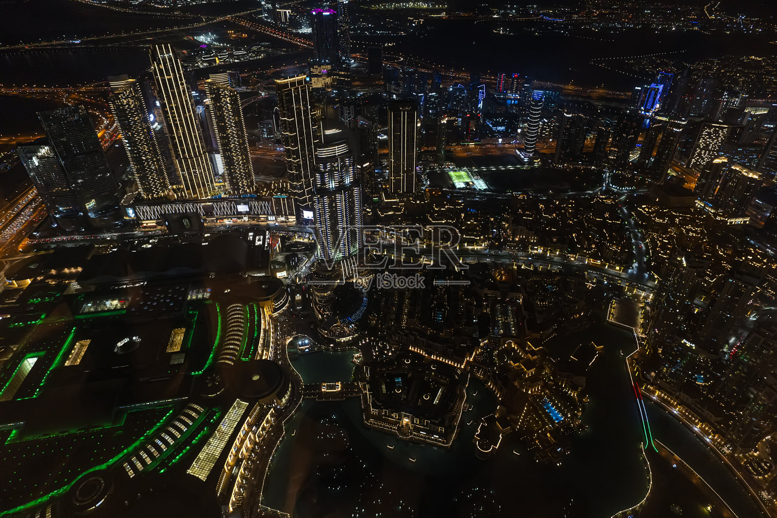 从哈利法塔顶端俯瞰迪拜著名喷泉池夜景照片摄影图片