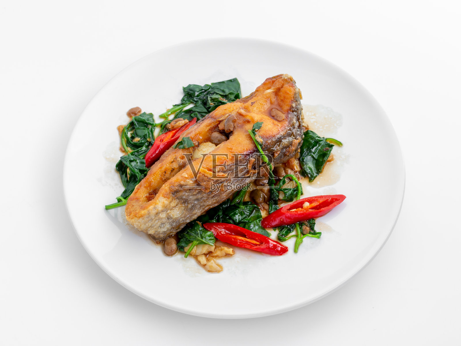 白底麻辣炒鱼照片摄影图片