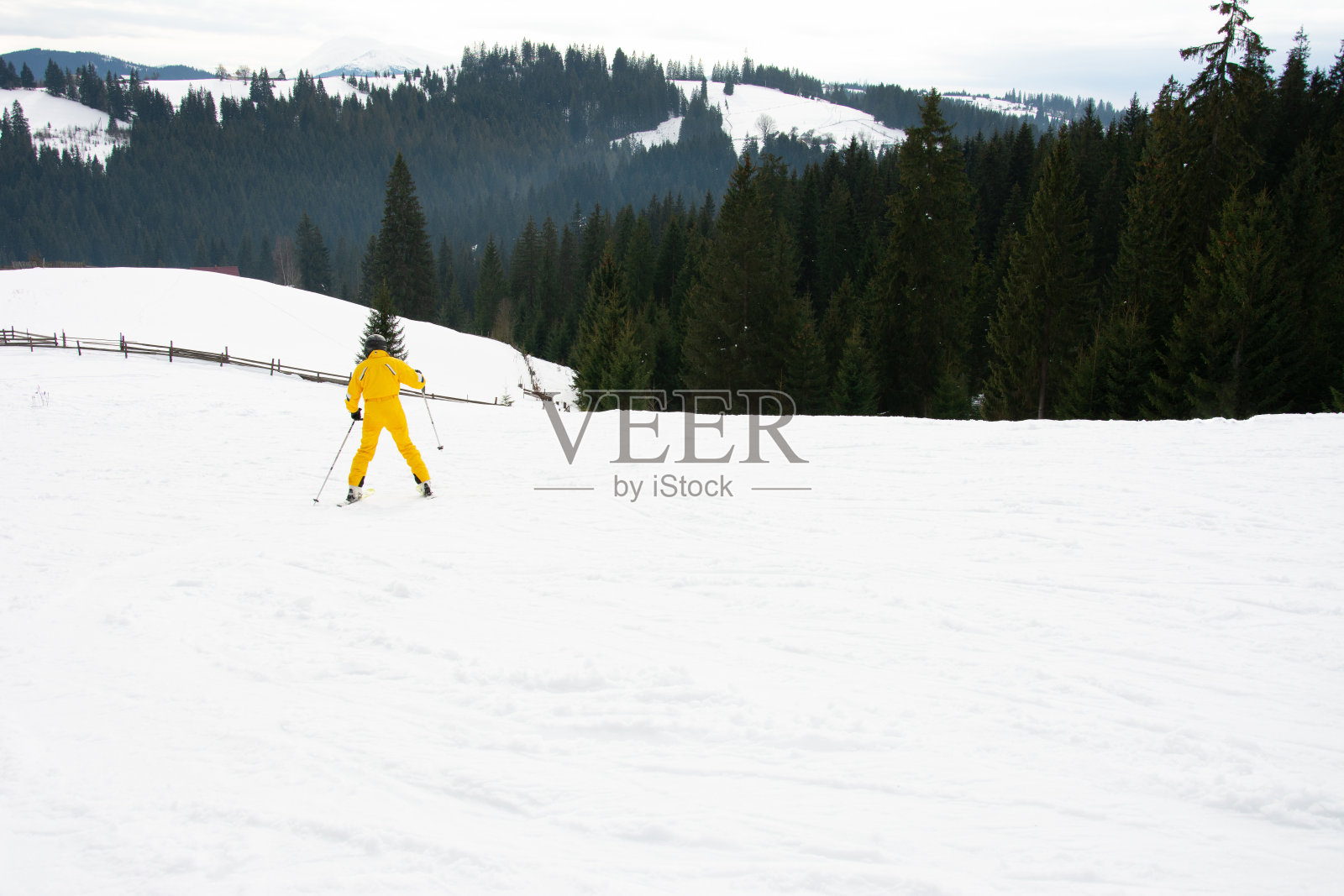 冬天，滑雪者在乌克兰喀尔巴阡山脉的村庄休息。照片摄影图片