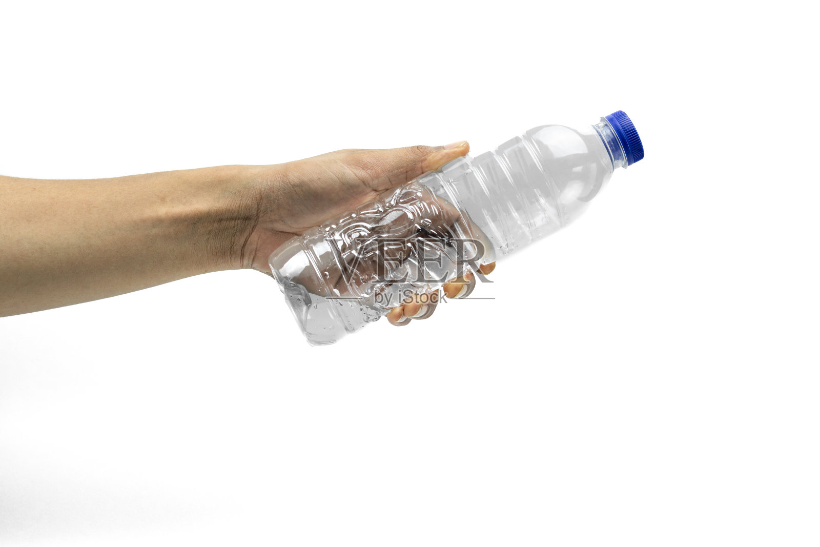 拿着塑料瓶的男子被隔离在白色背景上照片摄影图片