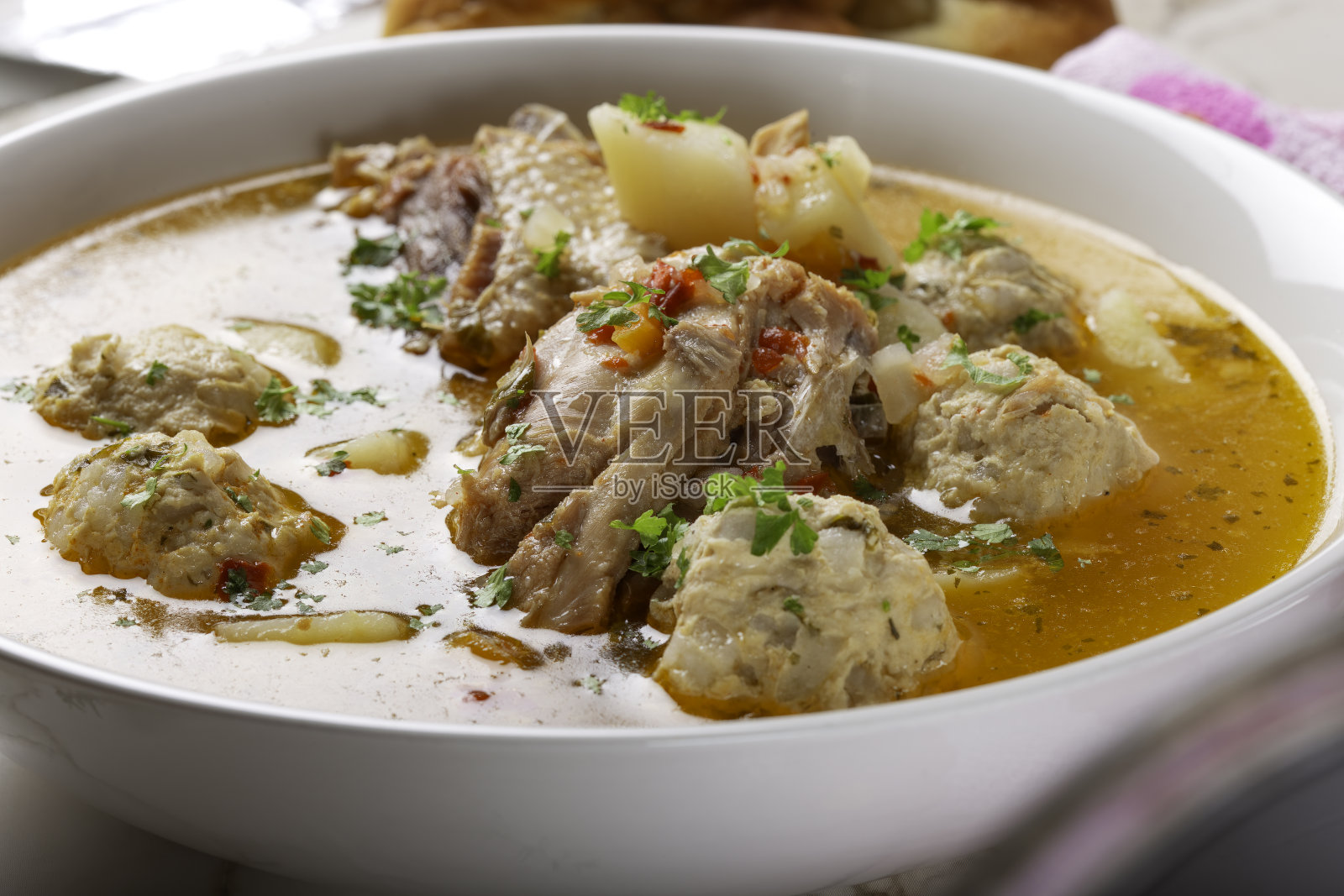 “Ciorba de perisoare”——罗马尼亚传统肉丸汤照片摄影图片