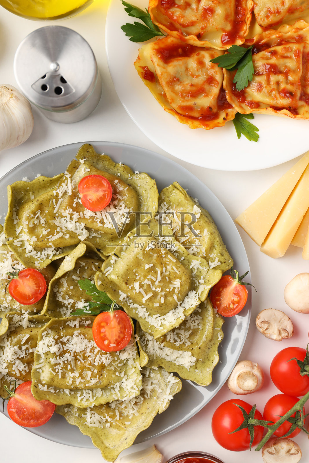 美味的食物概念与意大利饺子在白色的背景照片摄影图片