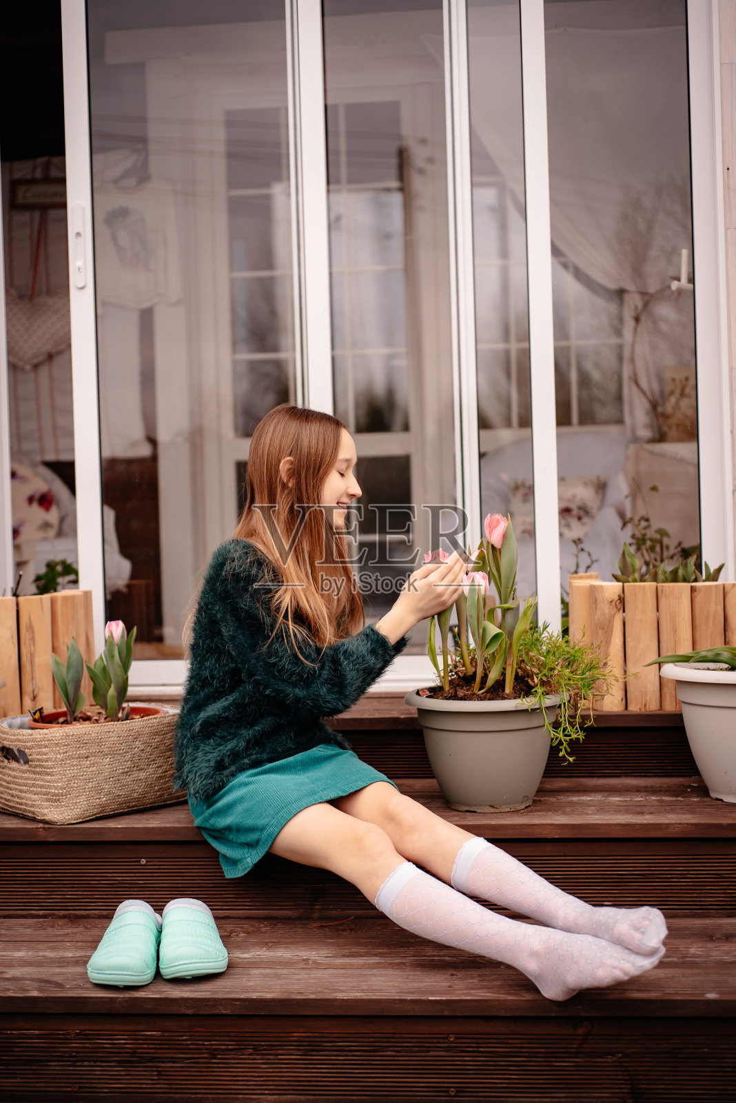 花盆里的女孩和郁金香花照片摄影图片