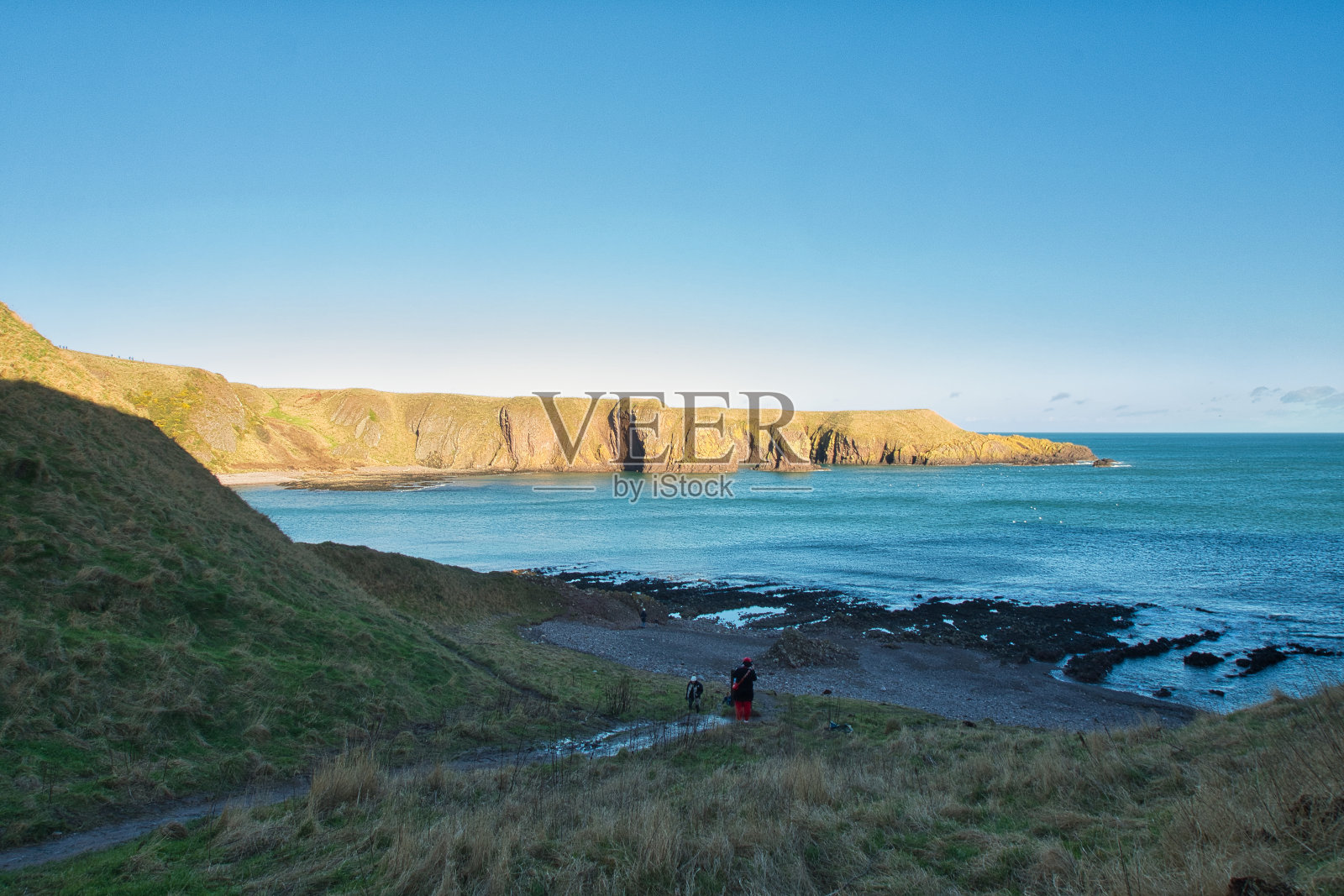 悬崖下的海岸。照片摄影图片