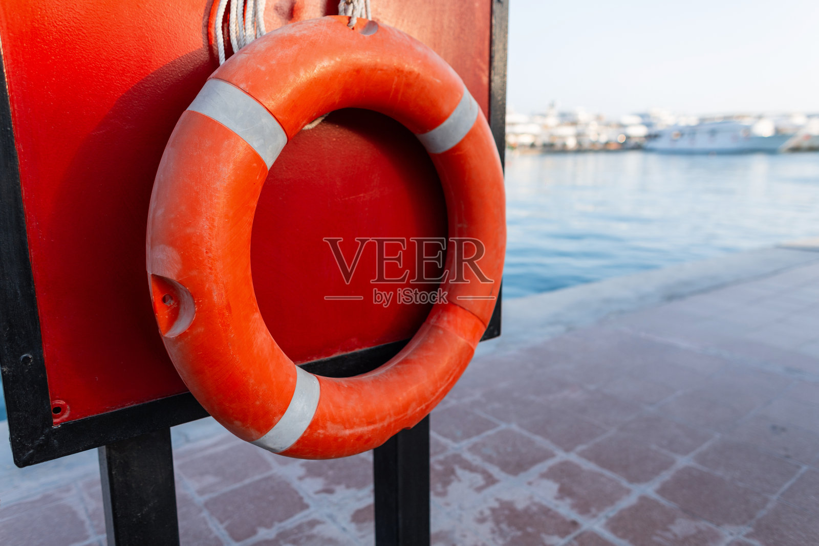 游艇海面上的红色救生圈，救援与保险照片摄影图片