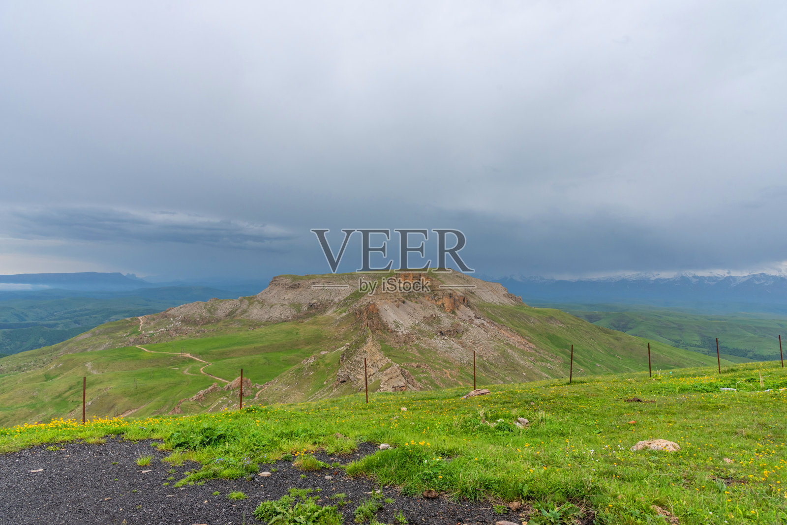 卡拉恰伊-切尔克斯共和国Bermamyt高原风景如画的夏日景色。照片摄影图片