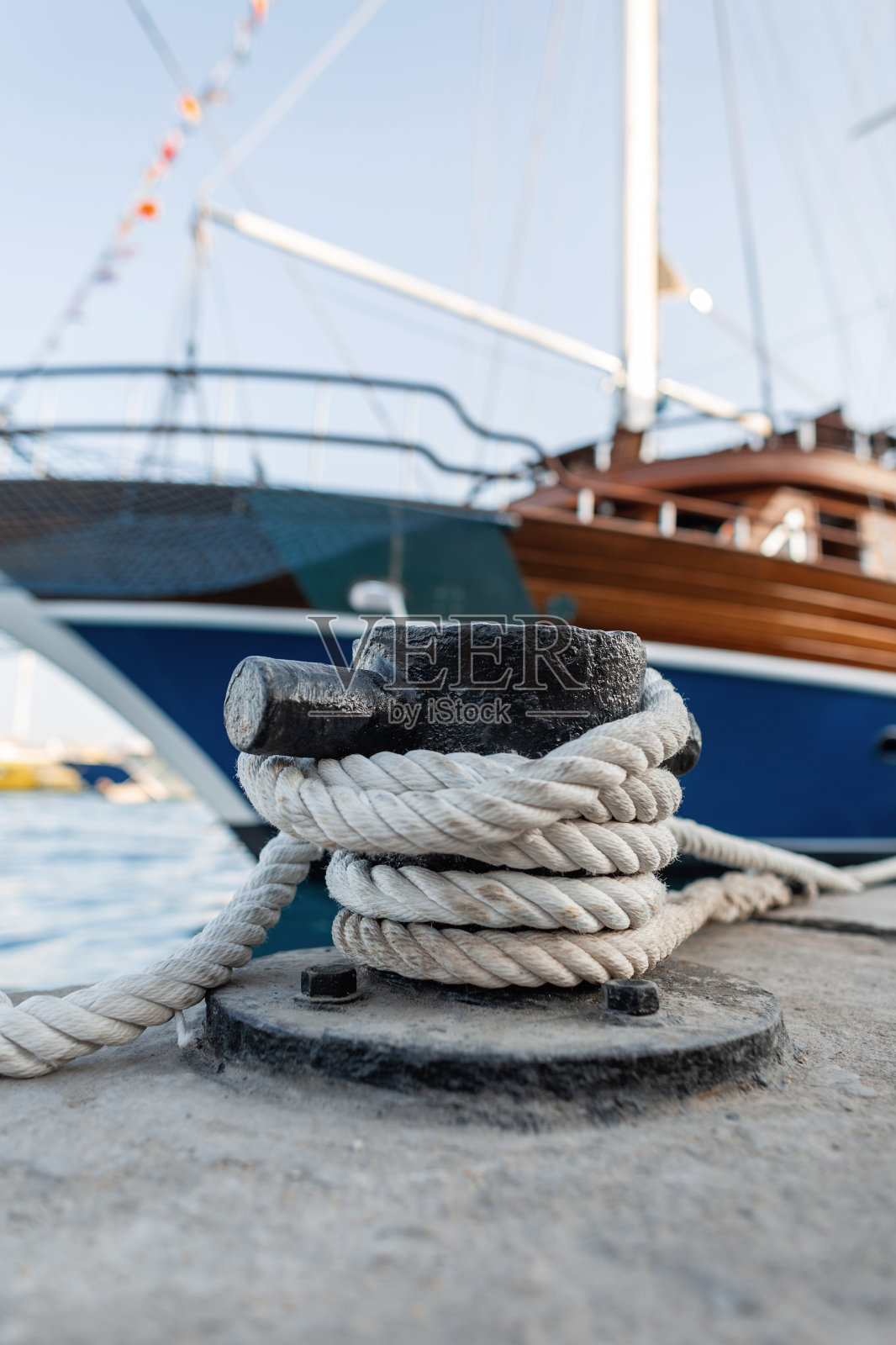 停泊在港口的豪华游艇照片摄影图片