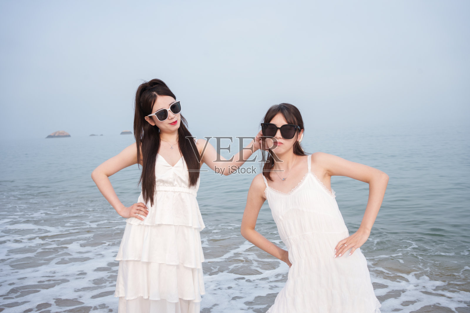 海滩上的年轻游客照片摄影图片