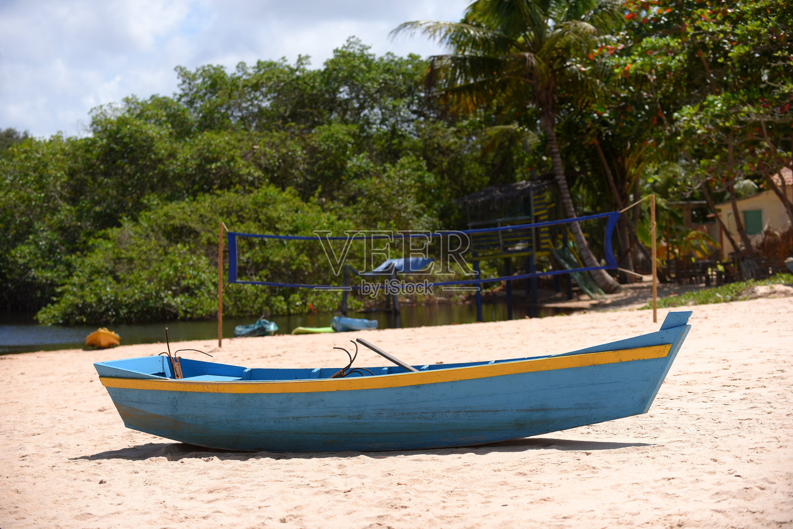 废弃的老渔夫独木舟损坏的木船照片摄影图片