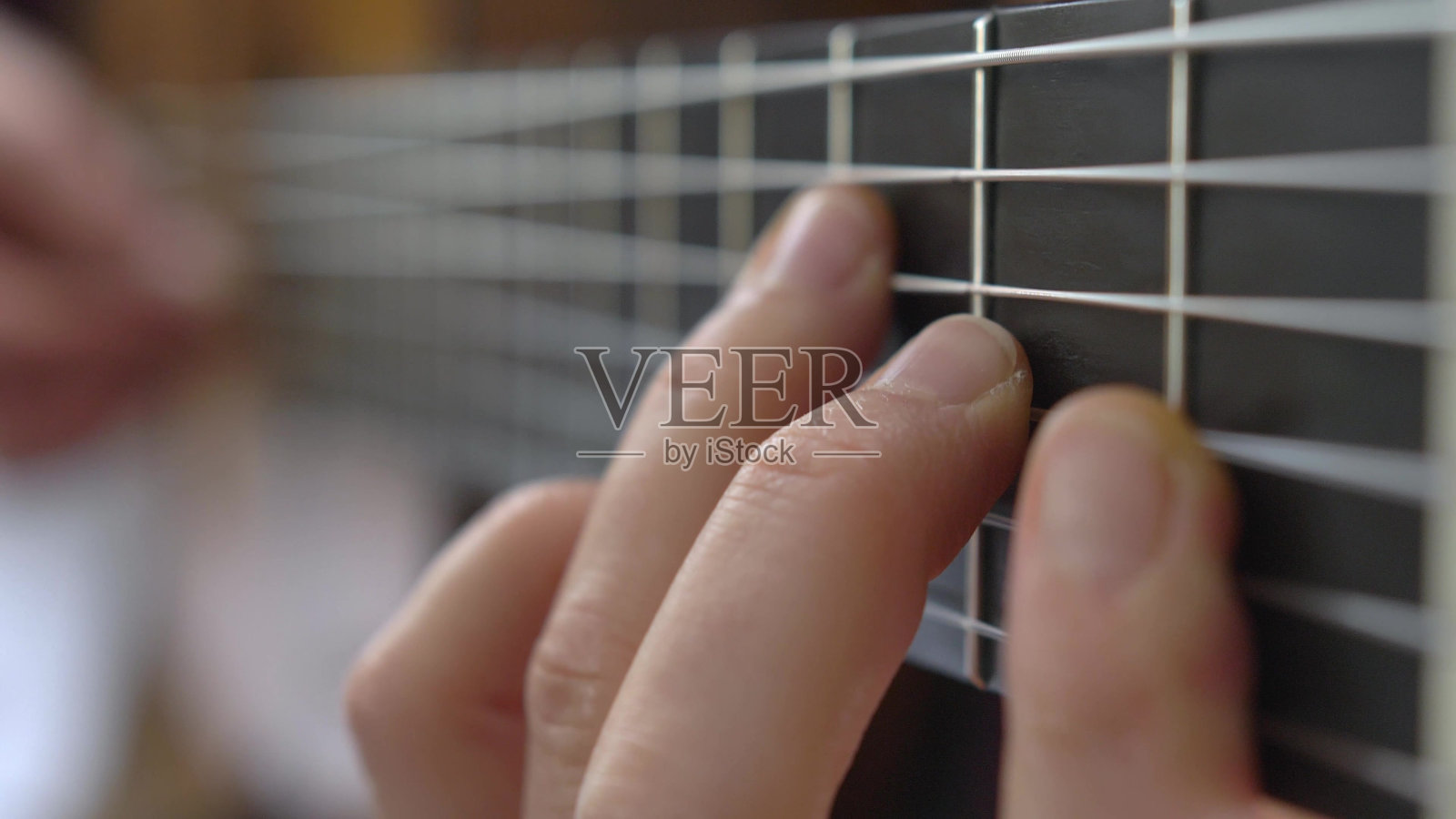 女吉他手在古典吉他上弹奏歌曲(特写)照片摄影图片