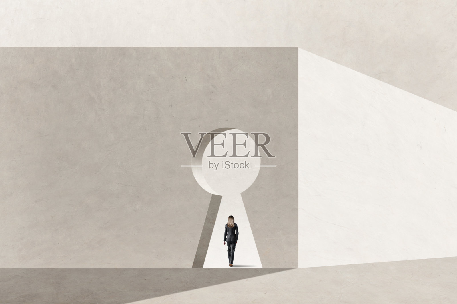 穿过巨大钥匙孔的女人照片摄影图片